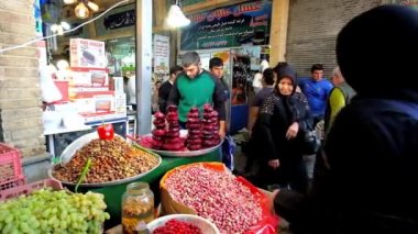 Tahran, Iran - 25 Ekim 2017: Gıda ahır Tajrish ın Bazaarı ile yığın-in taze ve kavrulmuş fıstık, haşlanmış pancar (labou pokhteh) ve diğer gıdalar, 25 Ekim, Tahran, İran
