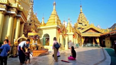 Yangon, Myanmar - 17 Şubat 2018: Budist adanmışlar Sule Pagoda, türbelerin dua oyulmuş altın dekorlar, geleneksel desenler ve pyatthat çatılar, üzerinde 17 Şubat olarak Yangon dekore edilmiş.