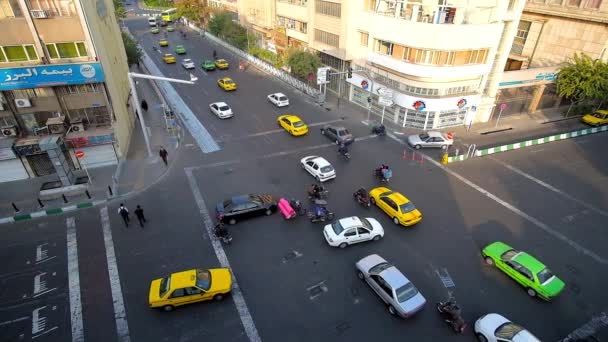 德黑兰 2017年10月25日 Kabir Pamenar 街道嘈杂的十字路口 混乱的城市交通是造成交通堵塞这里 在10月25日在德黑兰 — 图库视频影像