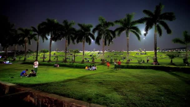 Yangon Myanmar Mars 2018 Lokalbefolkningen Njuta Kväll Picknick Med Familjer — Stockvideo