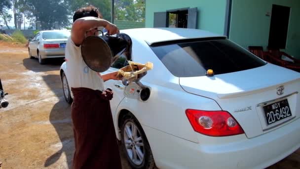 Ньяунгшме Мянмар Февраля 2018 Года Процесс Заправки Автомобилей Сельской Автозаправочной — стоковое видео
