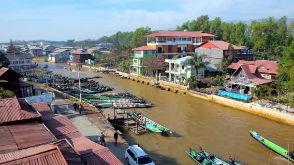 Nyaungshwe Myanmar Febrero 2018 Observa Canal Inle Lake Lleno Viejas — Vídeo de stock