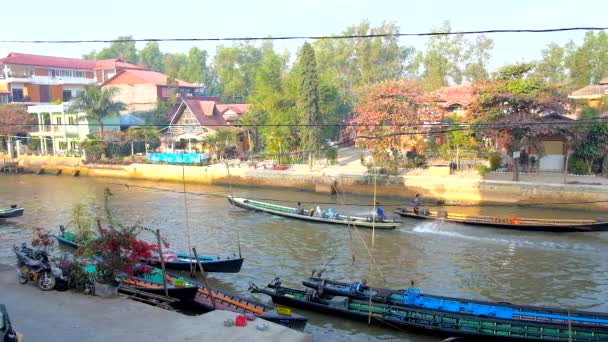 Nyaungshwe Myanmar Febbraio 2018 Kayak Veloci Galleggiano Lungo Canale Collegando — Video Stock