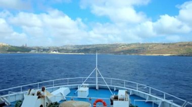 Ro-ro feribot, Malta ve Gozo Islandswith Mgarr liman Ghajnsielem, ufukta bir görünüm arasında kayan.