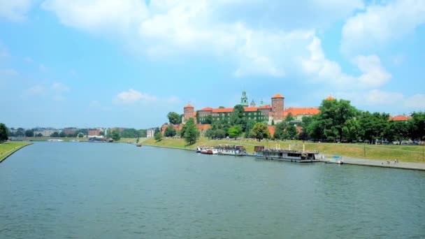 Castello Wawel Torreggiante Tra Verde Lussureggiante Sulla Riva Del Fiume — Video Stock