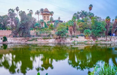 Manial Palace yemyeşil bahçe behing Roda Adası Kahire, Mısır'daki çevre çit üzerinde görünüm