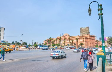 Cairo, Mısır - 23 Aralık 2017: Midan Tahrir olduğunu ana trafik hub birini od şehrin ana onun Simgesel Yapı Mısır Müzesi ile 23 Aralık Kahire