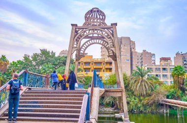 Cairo, Mısır - 23 Aralık 2017: Arapça tarzı ahşap inşaat ile eski ahşap köprü Roda (Rawdah) Adası Nile Corniche dolgu ile 23 Aralık Kahire'de bağlanır