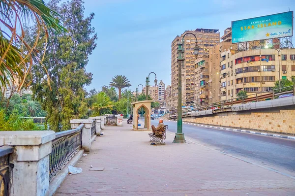 Cairo Mısır Aralık 2017 Yaşlı Adam Corniche Nil Sokakta Bankta — Stok fotoğraf