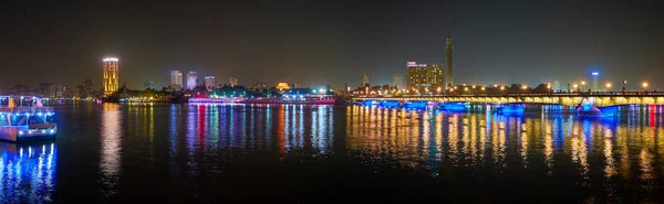 尼罗河的全景在开罗与被照亮的现代高上升在斯利玛海岛 — 图库照片