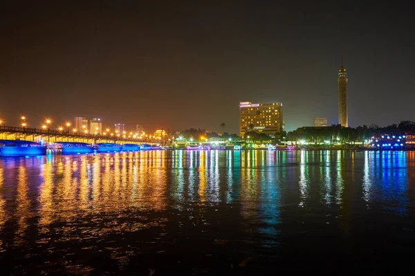 这座城市的黄昏灯映在尼罗河水域 在埃及杰济拉岛的一座无桥和开罗塔上 — 图库照片