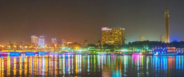 在尼罗河上浪漫的夜晚 在开罗塔和现代酒店 坐落在杰济拉岛 埃及的看法 — 图库照片