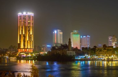Cairo, Mısır - 23 Aralık 2017: Lüks Nil Nehri'nin kıyısında yer alan ve güzel üzerinde Aralık 23, Kahire geceleri aydınlatılan Kahire otelleri.
