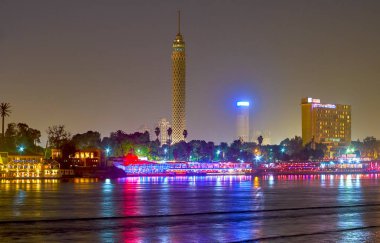 Işıklı Restoranlar Kahire, Mısır Nil Nehri kıyısında bulunan görünümü