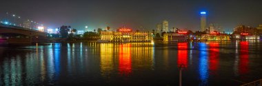 Cairo, Mısır - 23 Aralık 2017: Hat ışıklı kayan Restoranlar Gezira adanın kıyısında bulunan yerel ve Avrupa mutfağından, pahalı yemekler 23 Aralık Kahire'de teklif.