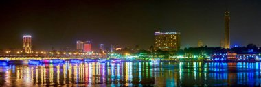 Cairo, Mısır - 23 Aralık 2017: Modern Kahire taslağı açar geceleri otelde aydınlatma bina Nil Nehri, yüzeyden üzerinde Aralık 23, Kahire yansıtır üzerinde en iyi görünümü