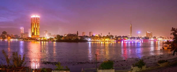 从埃及开罗海滨海滨长廊看吉萨银行的高层建筑的美丽景色 — 图库照片