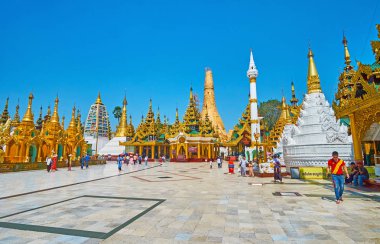 Yangon, Myanmar - 27 Şubat 2018: Shwedagon Buda'nın yaşam, görüntülerle alle altın HTI şemsiye, görüntü ve Maha Bodhi Pagoda ile beyaz stupas Manzaralı 27 Şubat Yangon yapılan yürüyüş.