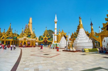 Yangon, Myanmar - 27 Şubat 2018: Scenicshrines ve Shwedagon Zedi Daw pagodadan arasında yürüyüş, HTI beyaz kopyasını Bo Bo Aung tapınak ve Maha Tissada Bell Hall, Şubat 27 Yangon içinde komşu.