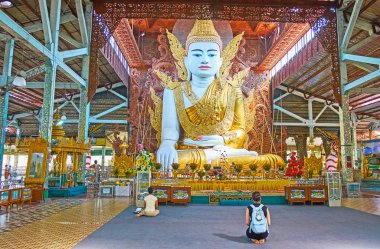 Yangon, Myanmar - 27 Şubat 2018: İç in Ngar Htat Gyi Buda görüntü House, bir şehir, üzerinde 27 Şubat Yangon yapılan en önemli Budist tapınakları.
