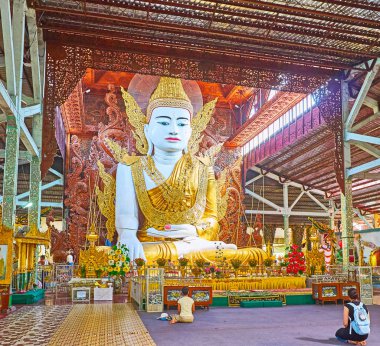 Yangon, Myanmar - 27 Şubat 2018: Ngar Htat Gyi Buda kralların (diadem, kulak süsler ve mücevherli kapi) içinde dua hall Nga Htat Kyee Pagoda, hükümdar süsleri ile 27 Şubat Yangon yapılan yatırım resim,.