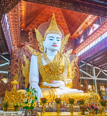 Yangon, Myanmar - 27 Şubat 2018: Korunmuş dev resim Dünya'nın Ngar Htat Gyi Buda dokunmadan krallar regalia ile 27 Şubat Yangon olarak dekore edilmiş,.
