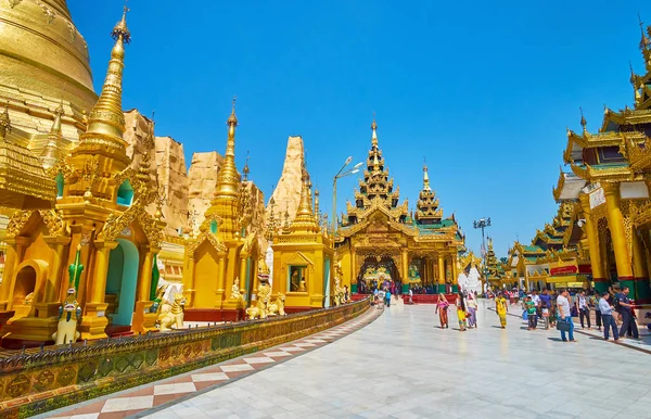 Yangon Mianmar Fevereiro 2018 Stupas Complexo Pagode Shwedagon Com Santuário — Fotografia de Stock