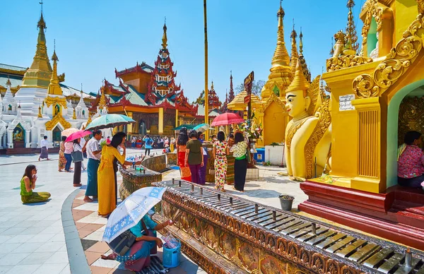 Yangon Myanmar Února 2018 Buddhistických Věřících Svíčky Vonné Tyčinky Oltáře — Stock fotografie