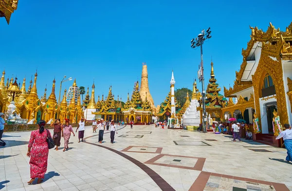 Yangon, Myanmar - 27 Şubat 2018: Stupas ve Kuzey-doğu köşesinde Shwedagon Pagoda intericate yaldızlı süslemeler, iyi plasterwork ve taditional pyatthat çatılar, 27 Şubat Yangon yapılan evlerin görüntüsü.