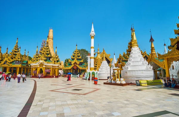 Yangon, Myanmar - 27 Şubat 2018: Scenicshrines ve Shwedagon Zedi Daw pagodadan arasında yürüyüş, HTI beyaz kopyasını Bo Bo Aung tapınak ve Maha Tissada Bell Hall, Şubat 27 Yangon içinde komşu.
