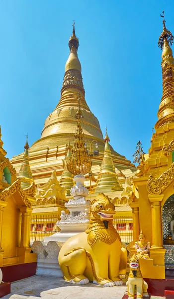 Large Statue Chinthe Leogryph Outer Stupas Shwedagon Its Main Pagoda — Stock Photo, Image