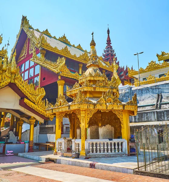 Alcova Dourada Com Painéis Memoriais Pedra Escadaria Oriental Shwedagon Zedi — Fotografia de Stock