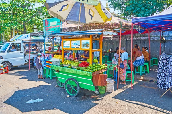 Yangon Myanmar Februari 2018 Houten Straatvoedsel Kar Met Vruchten Het — Stockfoto