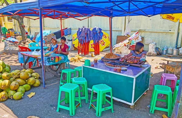 างก Myanmar มภาพ 2018 ขายในตลาดถนนยาร ทาวยา เสนอบะหม ดและหม บาร วบนไม — ภาพถ่ายสต็อก