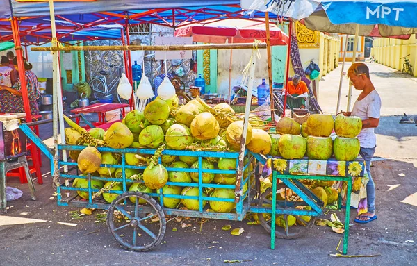 Yangon Myanmar Febrero 2018 Carrito Con Cocos Verdes Mercado Gyar — Foto de Stock