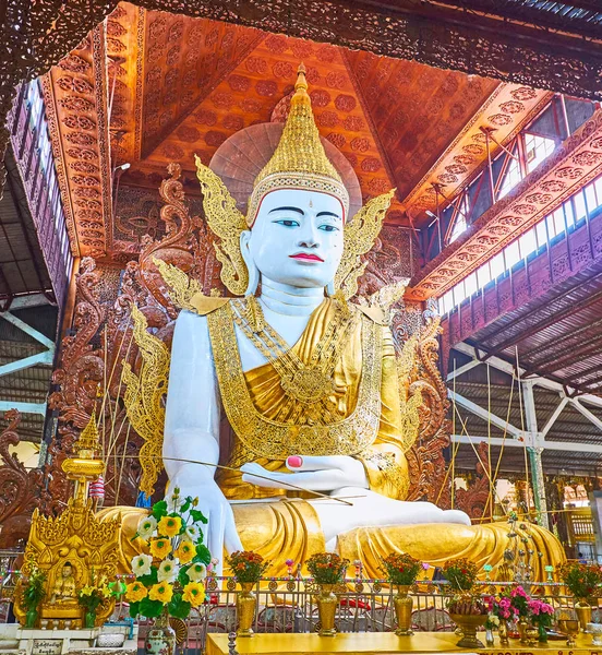 Yangon Myanmar Febrero 2018 Imagen Gigante Preservada Ngar Htat Gyi — Foto de Stock