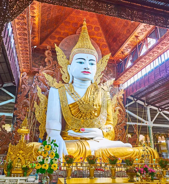 Yangon, Myanmar - 27 Şubat 2018: Korunmuş dev resim Dünya'nın Ngar Htat Gyi Buda dokunmadan krallar regalia ile 27 Şubat Yangon olarak dekore edilmiş,.