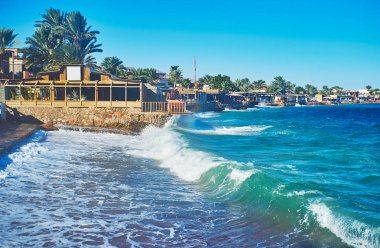 Güçlü köpük gelgit dalgaları ile arka planda, Sinai, Mısır Dahab'ın kıyı şeridi.