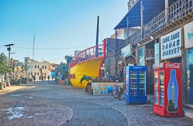 Dahab, Mısır - 25 Aralık 2017: Geniş caddenin mağazalar ve kafeler piyasa ile kaplı, restoranlardan birinde 25 Aralık Dahab içinde gemi gibi tasarlanmıştır.