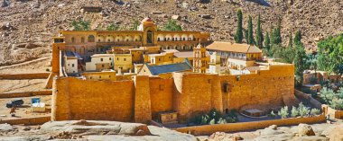 Ortaçağ Kalesi God-Trodden Mount uzun surları ve manastır Bahçe, Sinai, Mısır çevrili dağ ayak, çöl gorge bulunan Sina (St Catherine's), kutsal Manastırı olduğunu.