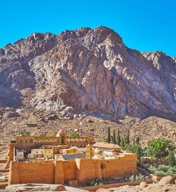 Historic St Catherine Manastırı Mısır, Sina Dağı yanındaki büyük dağ aralığı'nın eteklerinde yer alan.