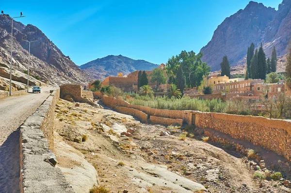 Road Mountain Valley Leads Ancient Catherine Monastery Sinai Egypt — Stock Photo, Image