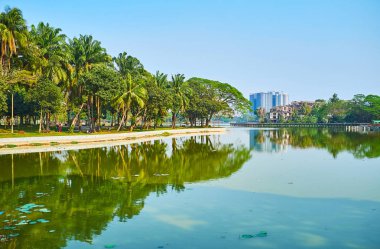 Köprünün bir büyük şehir göller - Kandawgyi Gölü, aynı adda, Bahan İlçesi, Yangon, Myanmar pitoresk yeşil park çevrili göz ardı için güzel yerdir.