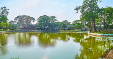 Doğa manzaralı ve sessiz Kandawgyi Doğa Parkı ağaçların gölgesinde dinlenmek ve meşgul ve gürültülü şehrin, Yangon, Myanmar siteleri keyfini en iyi yerdir.