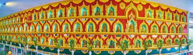 Yangon, Myanmar - 27 Şubat 2018: Panorama Duvar ile yüz doğal nişler ve bağışlanan Buda Chaukhtatgyi Buddha Tapınağı içinde üzerinde 27 Şubat Yangon yapılan görüntüleri.