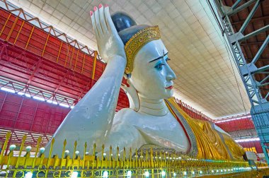 Yangon, Myanmar - 27 Şubat 2018: Şubat 27 Yangon yapılan Chaukhtatgyi Tapınağı, dev yatan Buda Başkanı tutan büyük kolu,.