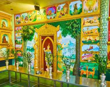 Yangon, Myanmar - 27 Şubat 2018: Duvar dekorasyonu Chaukhtatgyi Tapınağı, heykeller ve duvar resimleri tasvir Buda'nın yaşam, Şubat 27 Yangon içinde.