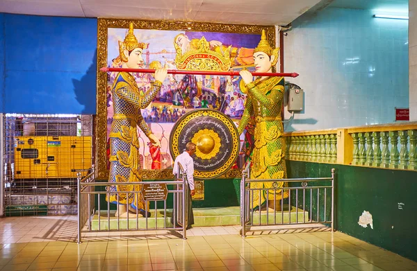 缅甸仰光 2018年2月27日 佛教信徒站在巨人宫旁边 Chaukhtatgyi 佛庙的两尊 Nats 雕像上 2月27日在仰光 — 图库照片