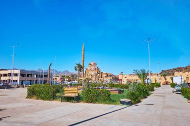 Arka planda, Sharm El Sheikh, Sinai, Mısır uzun boylu Al Mustafa (Al Sahabe) Camii manzaralı Sharm El Maya bölgesinde küçük park.