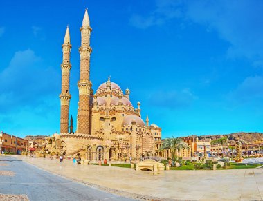 Sharm El Sheikh, Mısır-26 Aralık 2017: Doğal modern Al sahabe (Al Mustafa) Camii Osmanlı tarzında inşa edilmiştir ve Aralık 26, Sharm El Sheikh dış, oyma dekorlar ilginç sahiptir.